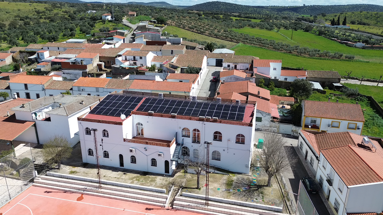 La Diputación de Badajoz entrega a 35 ayuntamientos estudios de potencial fotovoltaico en edificios municipales para promover comunidades energéticas